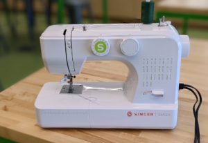 White Singer SM024 sewing machine